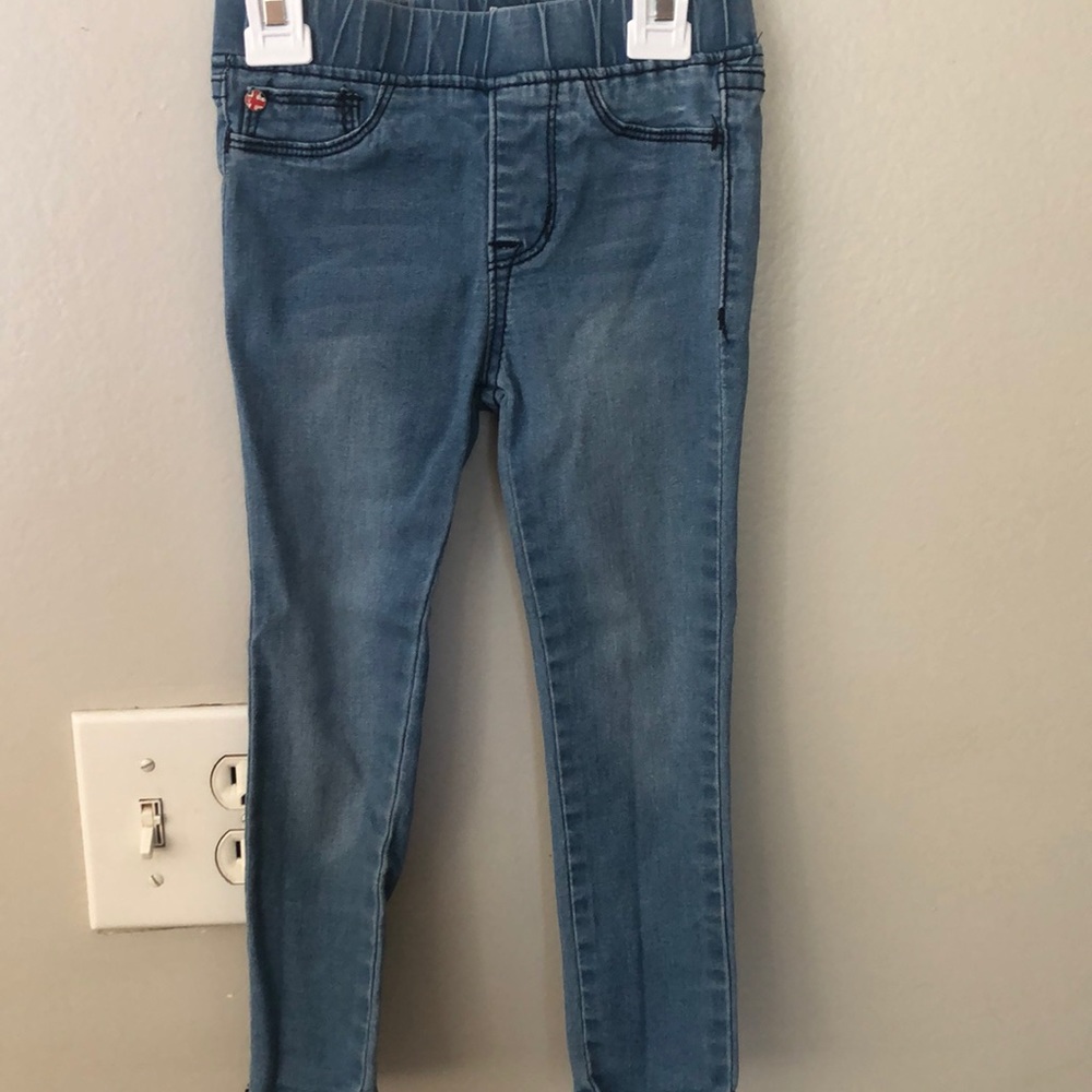 Toddler girls pull on jeans